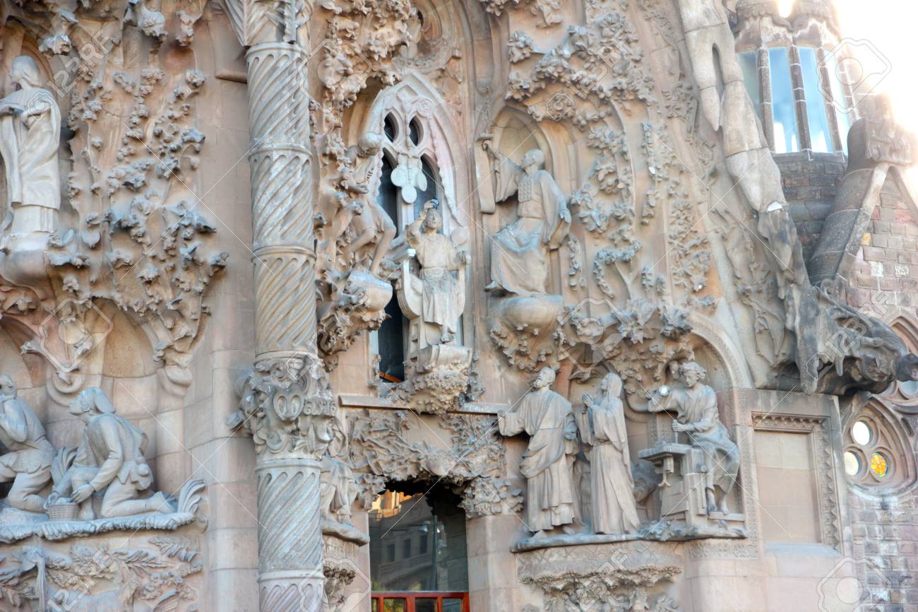 La Decoracion Ornamental De Las Paredes Exteriores De La Sagrada