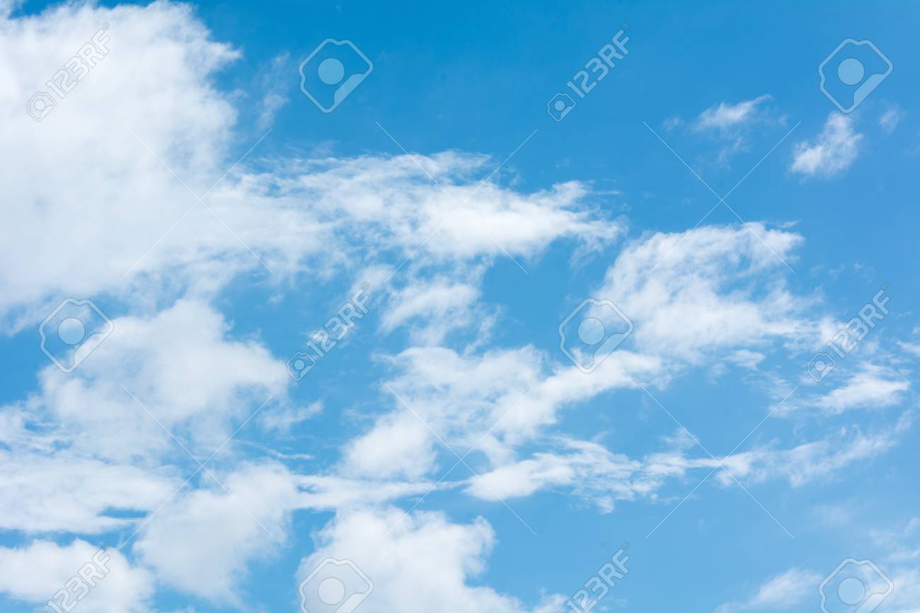 Vue Panoramique Sur Le Ciel Bleu Clair Journee Nuageuse Banque D Images Et Photos Libres De Droits Image