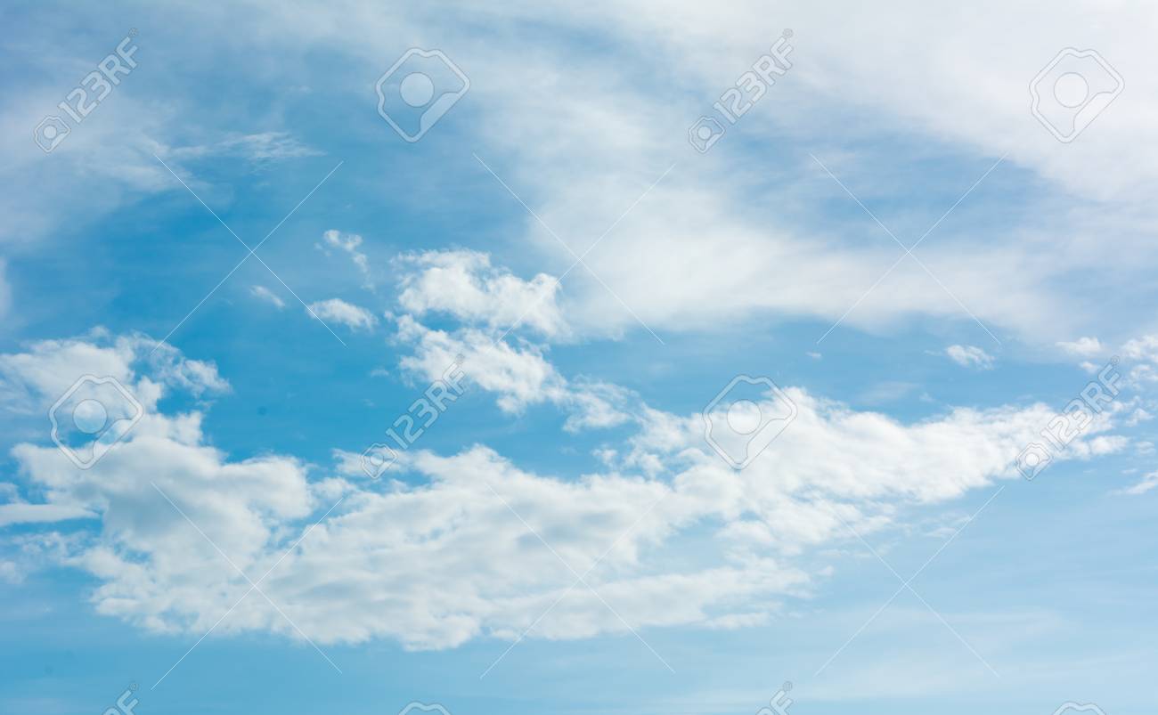 Vue Panoramique Sur Le Ciel Bleu Clair Journee Nuageuse Banque D Images Et Photos Libres De Droits Image