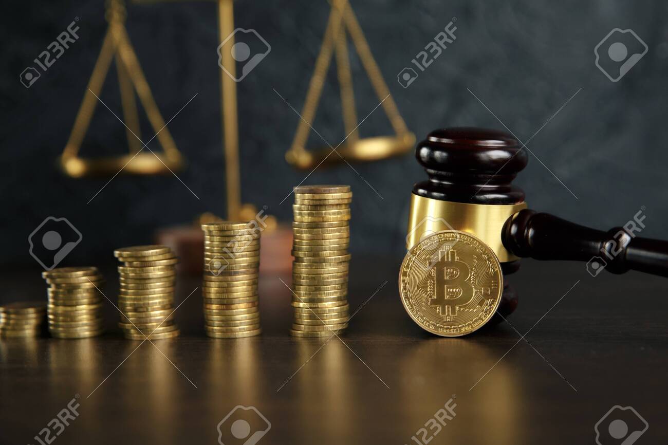 나무 책상 위에 있는 경매 망치와 비트코인 암호화 화폐는 법률 망치와 흰색 배경에 있는 금색 비트코인 기호를 닫습니다. 로열티 무료  사진, 그림, 이미지 그리고 스톡포토그래피. Image 127132029
