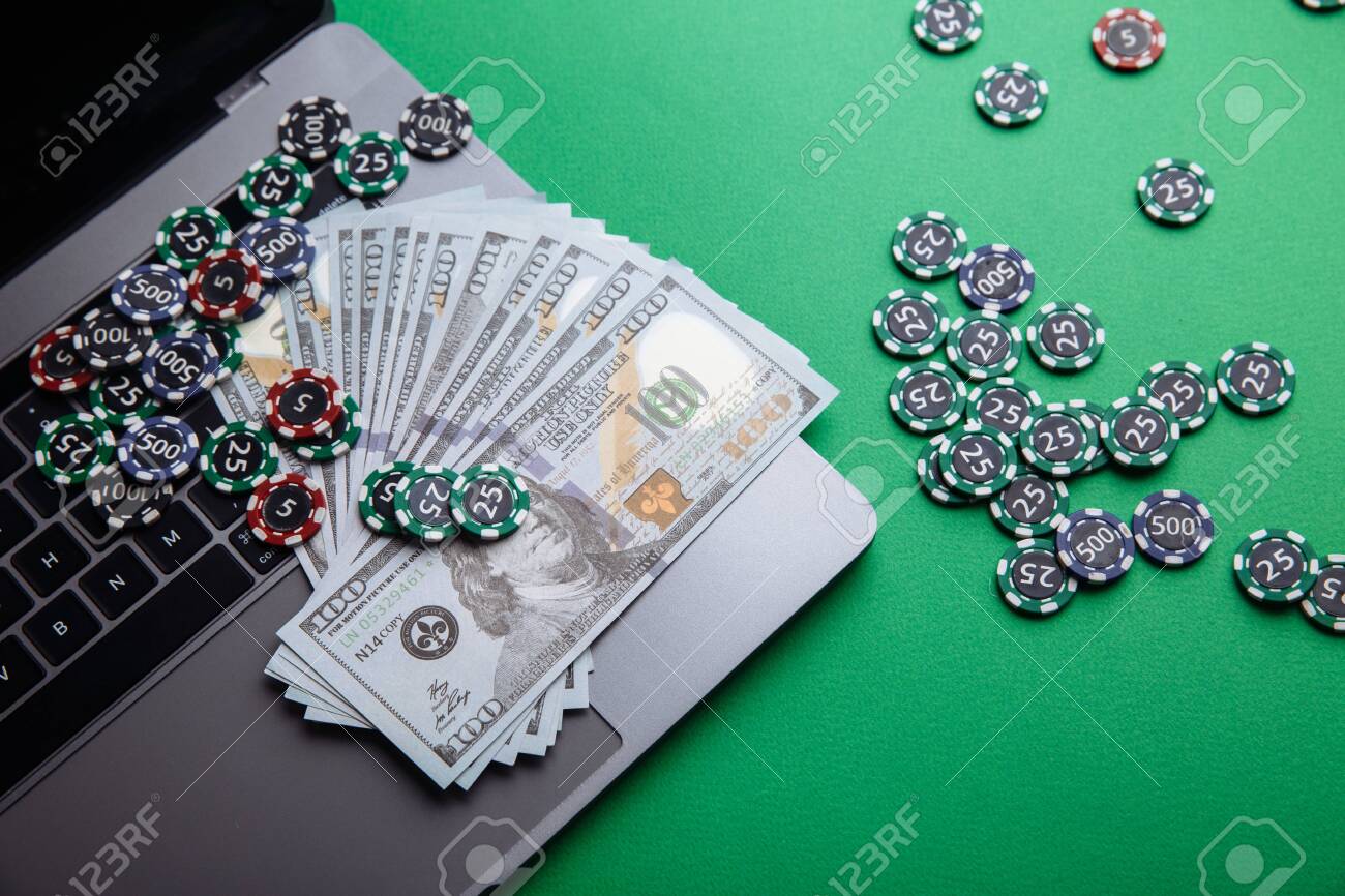 オンラインポーカーやカジノギャンブル用のチップ、紙幣、ラップトップ。オンラインポーカーのコンセプトの写真素材・画像素材 Image 151001730