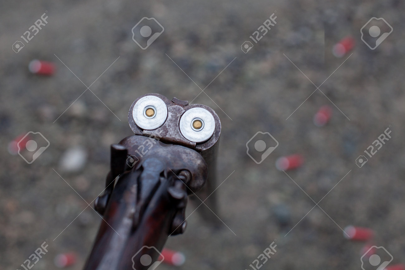 2개의 방아쇠와 2개의 해머가 있는 오래된 빈티지 브레이크액션 더블 배럴 산탄총입니다. 보어에 두 개의 샷건 포탄이 있고 바닥에 빈  포탄이 있는 액션이 열려 있습니다. 로열티 무료 사진, 그림, 이미지 그리고 스톡포토그래피. Image