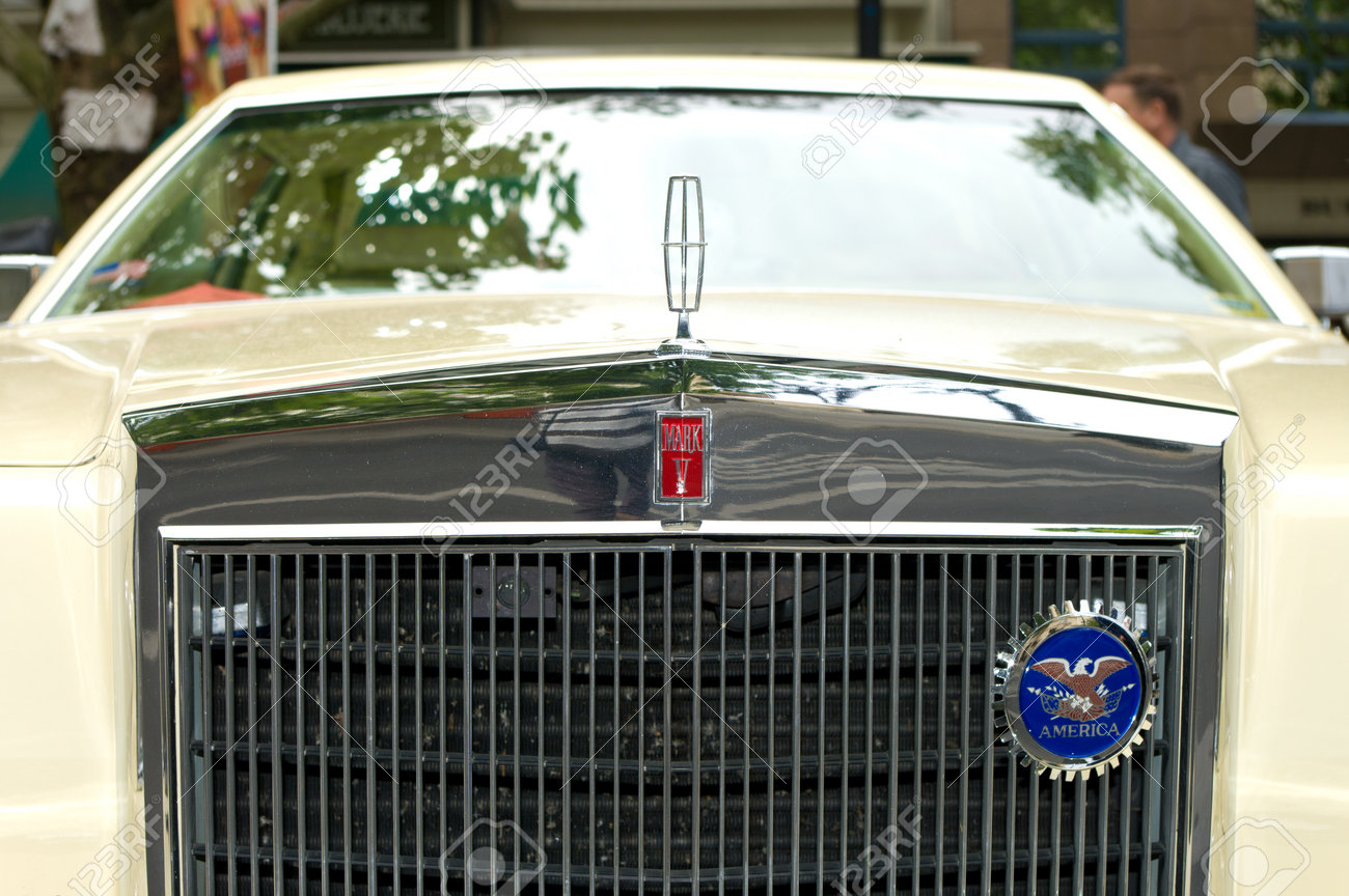 ラジエーター エンジン冷却 車リンカーン コンチネンタル マーク V 125 展示車の歴史 125 年の歴史西部 11 年 5 月 28 日ドイツのベルリンでのエンブレム の写真素材 画像素材 Image