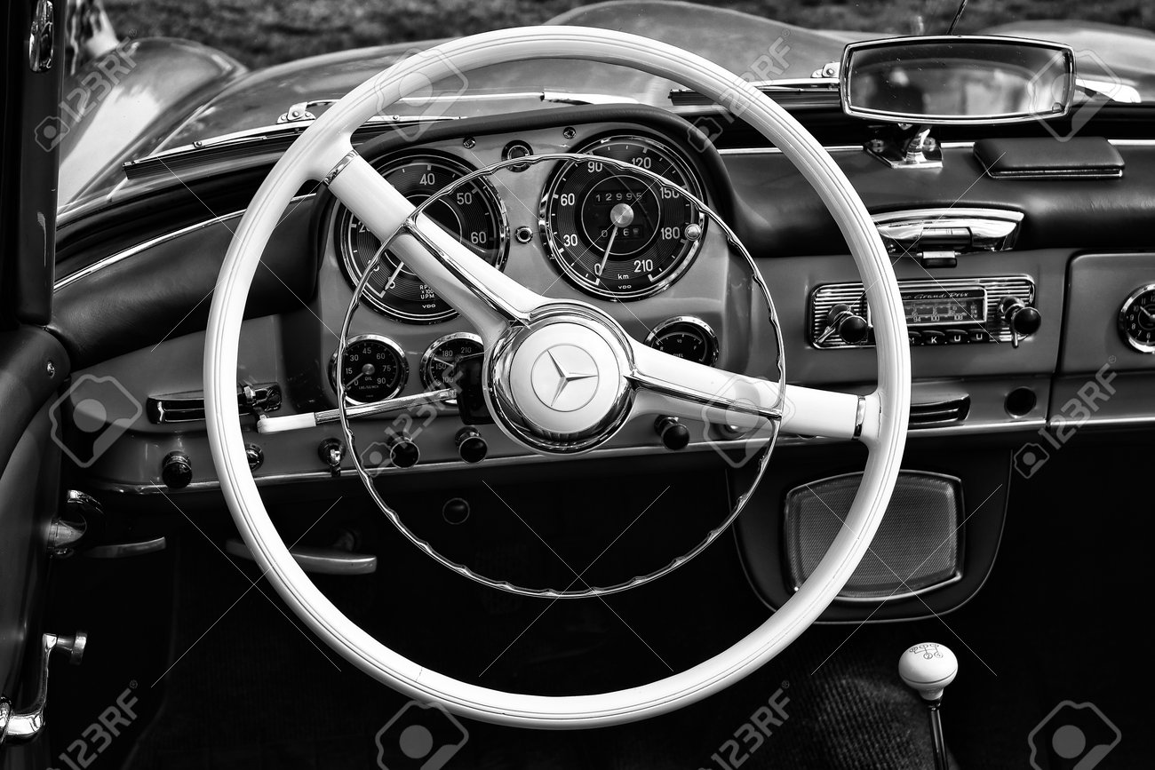 Paaren イム Glien ドイツ 5 月 19 日キャブ車メルセデス ベンツ 190sl 黒と白 Mafz 13 年 5 月 19 日 Paaren イム Glien ドイツのクラシックカー ショー の写真素材 画像素材 Image
