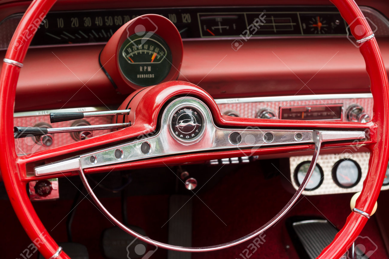 ベルリン 5 月 11 日 キャブ車シボレー インパラ Ss コンバーチブル 26 旧型田下ベルリン ブランデンブルク 13 年 5 月 11 日ベルリン ドイツ の写真素材 画像素材 Image