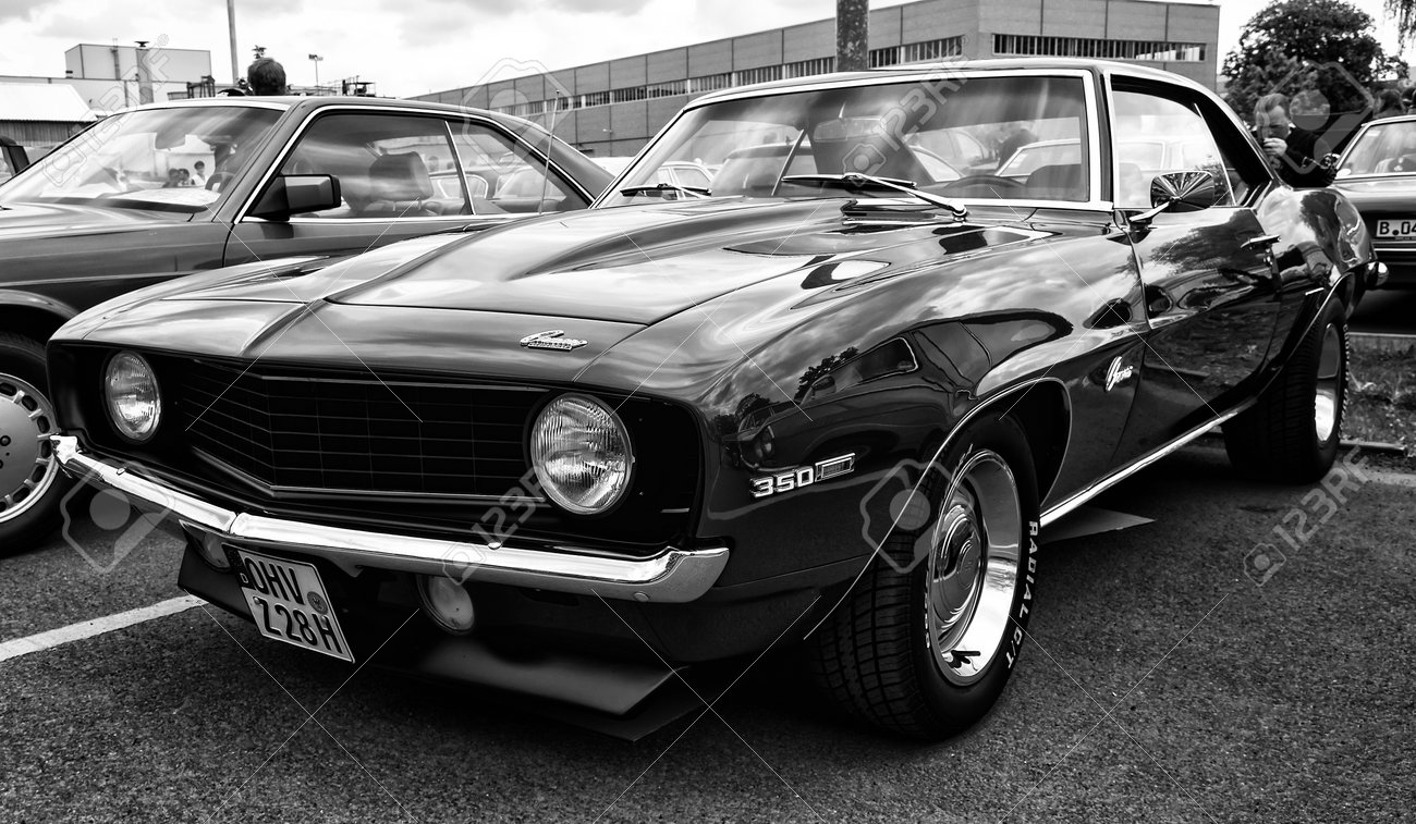 ベルリン 5 月 11 日 スポーツ車シボレー カマロ 350 Ss 黒と白 26 オルティマー田下ベルリン ブランデンブルク 13 年 5 月 11 日ベルリン ドイツ の写真素材 画像素材 Image