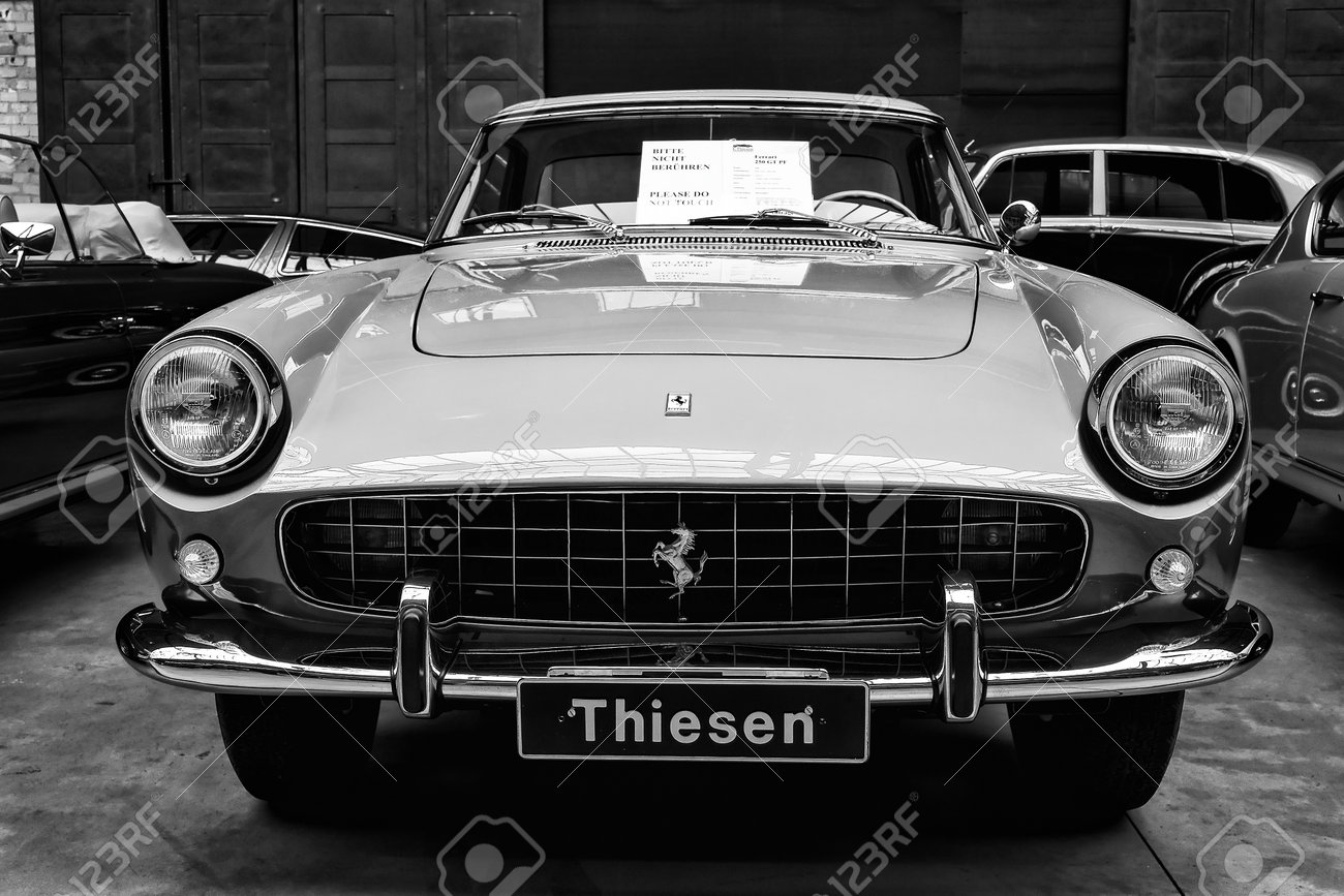 ベルリン 5 月 11 日 イタリア スポーツ車フェラーリ 250 Gt クーペ ピニンファリーナ 白黒 26 旧型田下ベルリン ブランデンブルク 13 年 5 月 11 日ベルリン ドイツ の写真素材 画像素材 Image