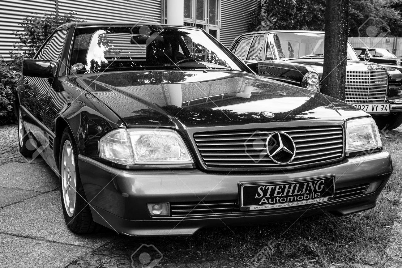 ベルリン ドイツ 14 年 5 月 17 日 2 ドア ロードスター メルセデス ベンツ 300 Sl R129 黒と白 27 旧型日ベルリン ブランデンブルク の写真素材 画像素材 Image