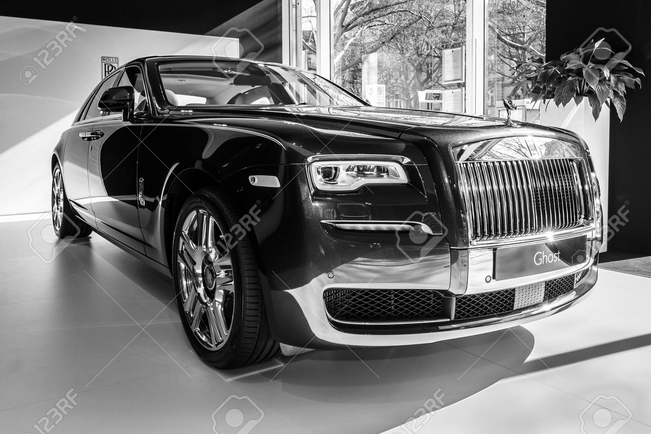 ベルリン 15 年 3 月 8 日 ショールーム フルサイズ高級車ロールス ロイス ゴースト 黒と白 ロールスロイス モーター車の高級車メーカー の写真素材 画像素材 Image