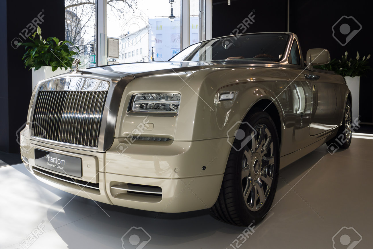 ベルリン 15 年 3 月 8 日 ショールーム 高級車ロールス ロイス ファントム ドロップ ヘッド クーペ ロールスロイス モーター車の高級車メーカー の写真素材 画像素材 Image