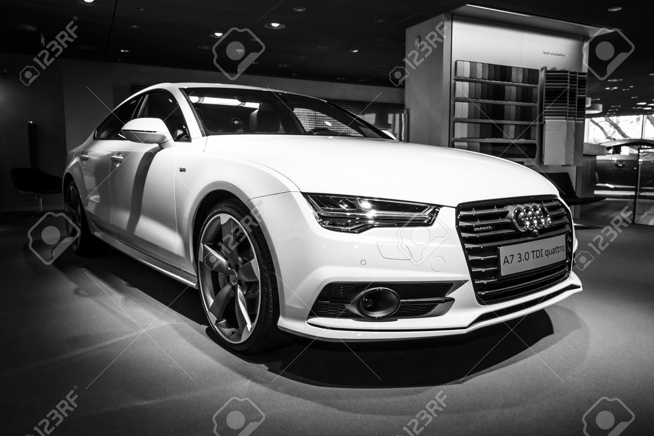 ベルリン 15 年 3 月 8 日 ショールーム 役員車 中型高級車アウディ 3 0 Tdi クワトロ 14 年 黒と白 アウディ Ag は ドイツの自動車メーカーです の写真素材 画像素材 Image