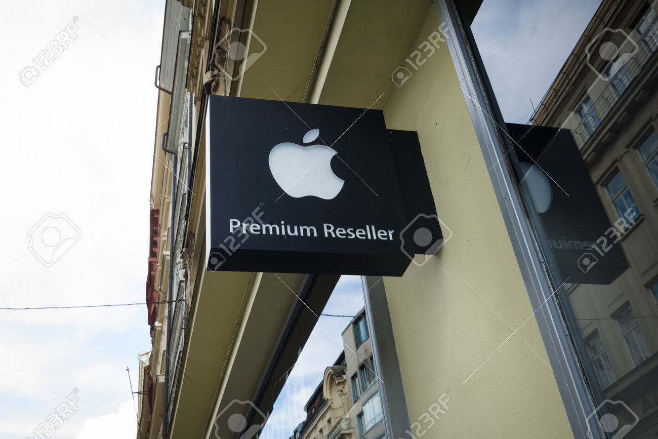 프라하 - 2014 년 9 월 20 일 : Apple 프리미엄 리셀러 : IWorld. Apple Store는 Apple이 소유 및  운영하는 소매점 체인으로 컴퓨터 및 가전 제품을 취급합니다. 로열티 무료 사진, 그림, 이미지