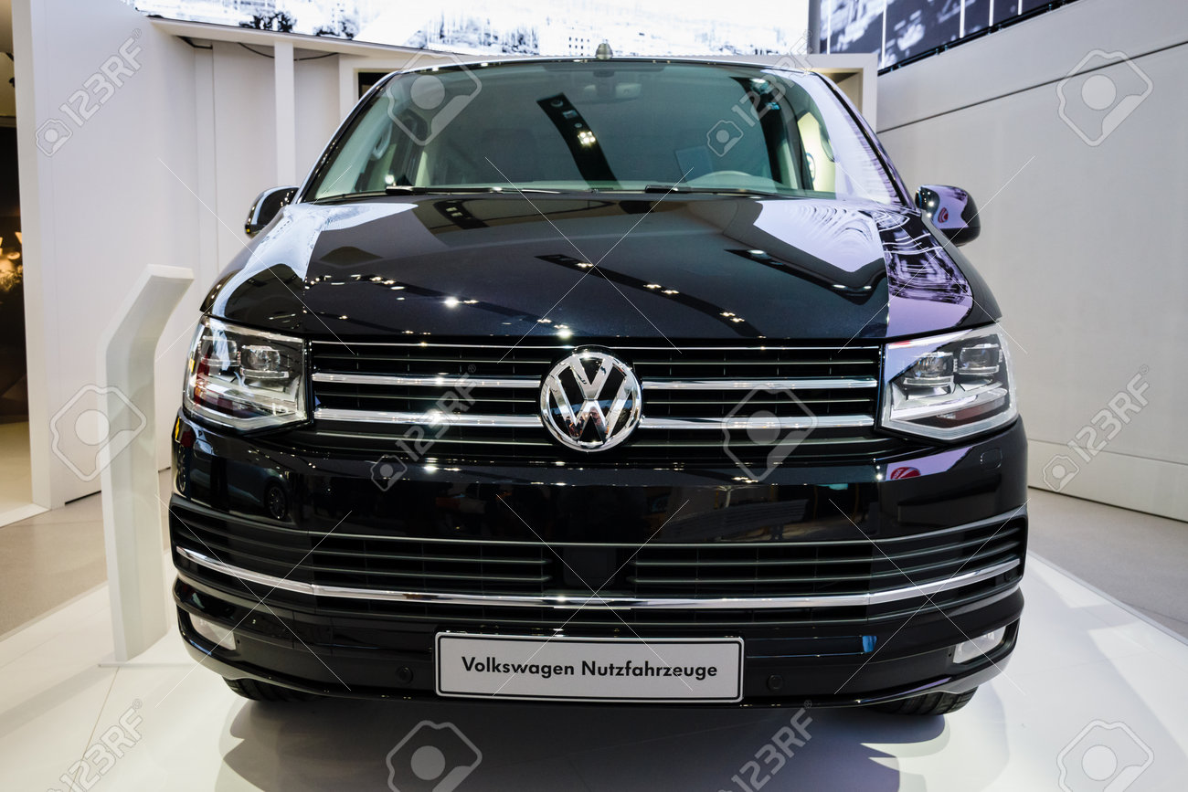 ベルリン 15 年 5 月 2 日 ショールーム 人気のある小型商用車フォルクスワーゲントランスポーター T5 10 年から生産 の写真素材 画像素材 Image