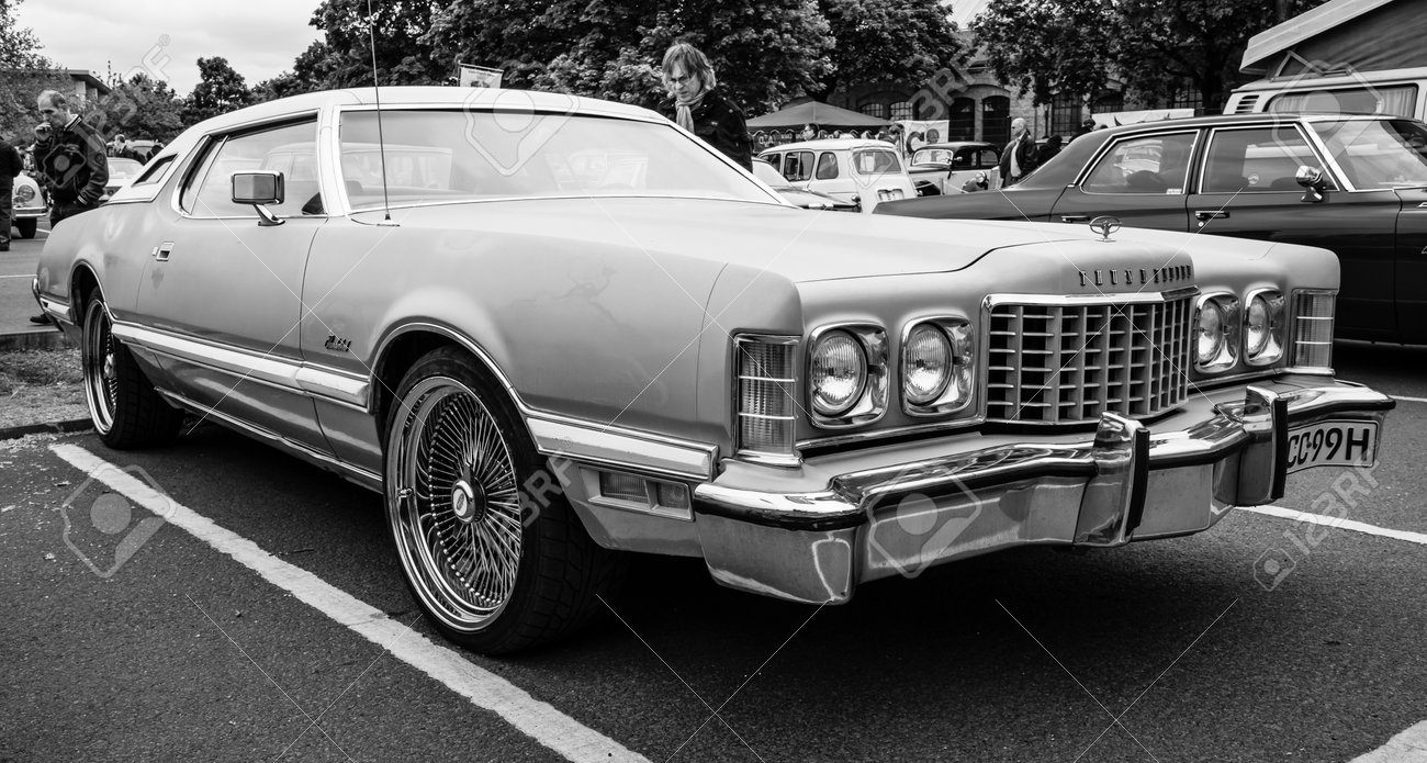 ベルリン - 2015 年 5 月 10 日: 個人的な高級車フォード