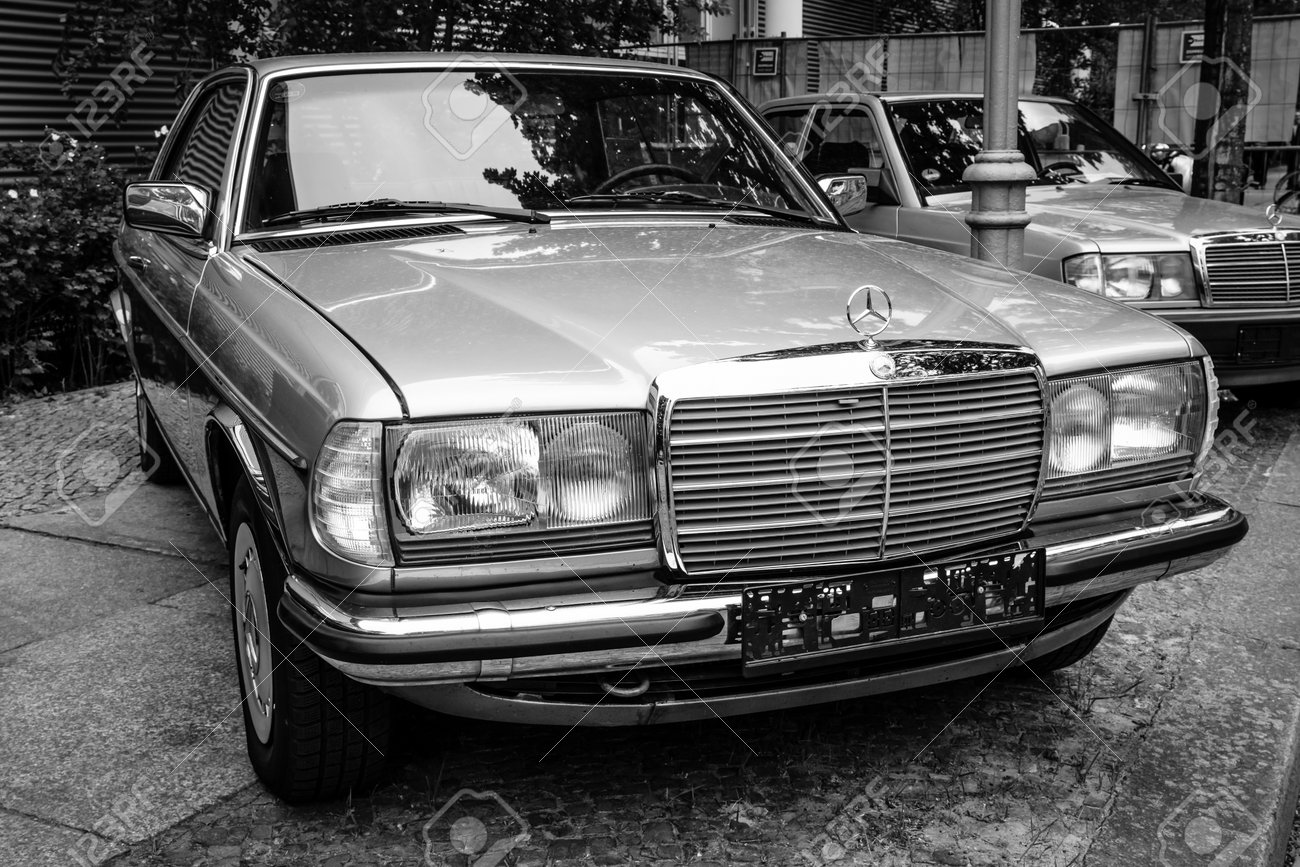 ベルリン 15 年 5 月 10 日 フルサイズ高級車メルセデス ベンツ 230 C W123 1984 黒と白 28 日ベルリン ブランデンブルク旧型目 の写真素材 画像素材 Image