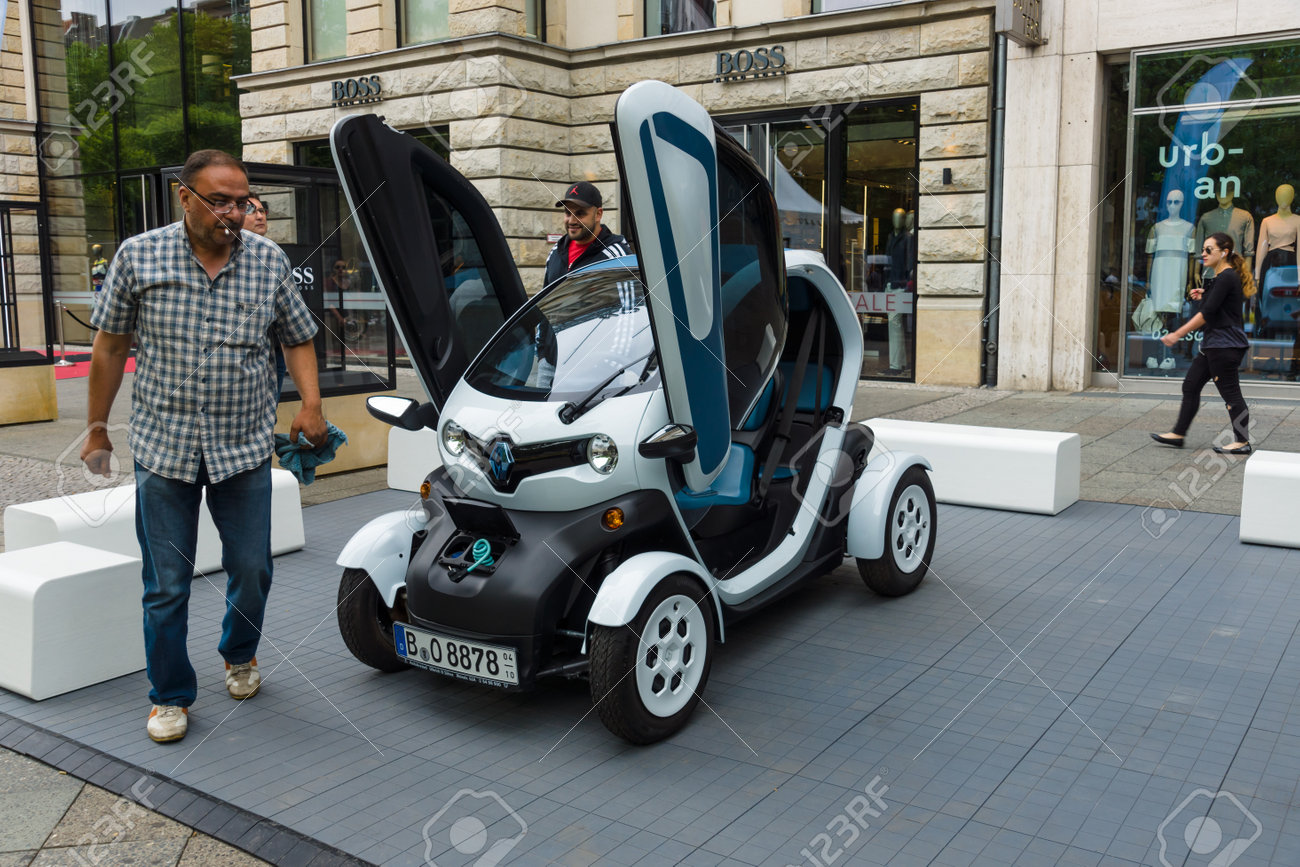 ベルリン 15 年 6 月 14 日 電気自動車 2 人乗り電気自動車ルノー Twizy ゼクアフュルステンダムの古典的な日 の写真素材 画像素材 Image ベルリン 15 年 6 月 14 日 電気自動車 2 人乗り電気自動車ルノー Twizy ゼクアフュルステンダムの古典的な日 の写真素材 画像素材 Image