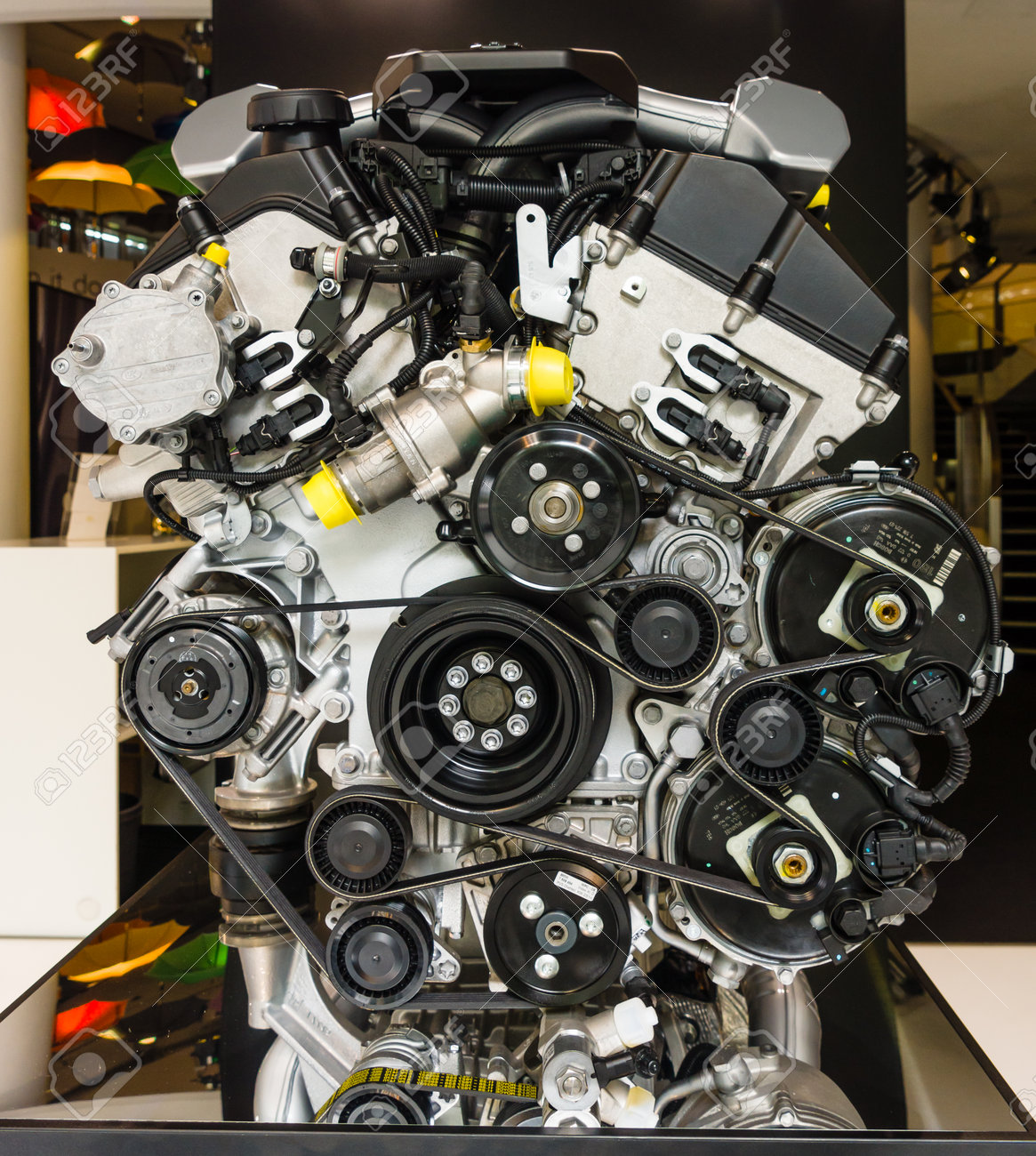 ベルリン 15 年 6 月 14 日 エンジン V 型 12 気筒 Dohc Bmw N73 ロールスロイスの クアフュルステンダムの古典的な日 の写真素材 画像素材 Image ベルリン 15 年 6 月 14 日 エンジン V 型 12 気筒 Dohc Bmw N73 ロールスロイスの クアフュルステンダムの古典的な日 の写真素材 画像素材 Image