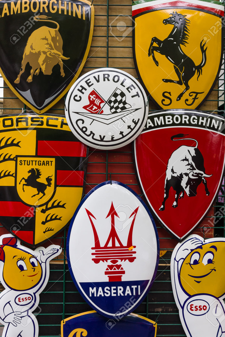 様々 な車のブランドのスポーツ車を生産のさまざまなエンブレムのベルリン 15 年 6 月 14 日 背景 クアフュルステンダムの古典的な日 の写真素材 画像素材 Image