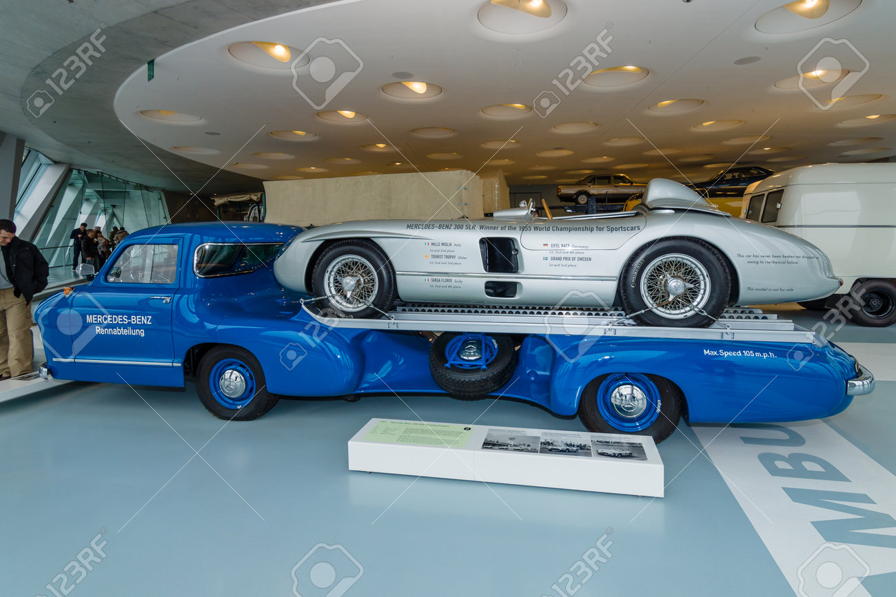 シュトゥットガルト ドイツ 16 年 3 月 19 日 高速レーシングカートランスポーター メルセデス ベンツ 青いのだろうか 1955 トレーラーでスポーツ車メルセデス ベンツ 300 Slr をレースします メルセデス ベンツ博物館 の写真素材 画像素材 Image