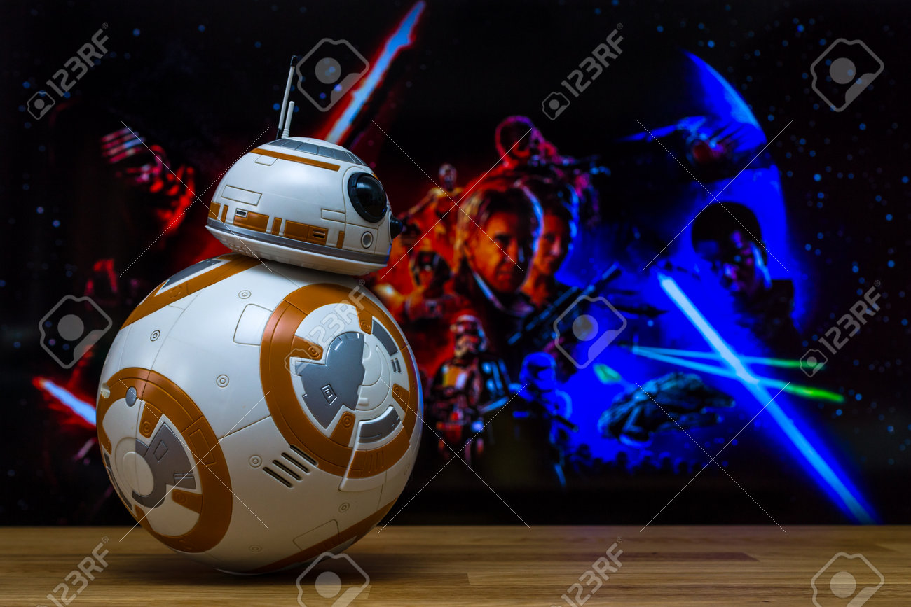 佐賀スターウォーズの新作映画の公式ポスターの背景にベルリン ドイツ 16 年 6 月 10 日 8 アンドロイド モデル の力を目覚めさせます の写真素材 画像素材 Image