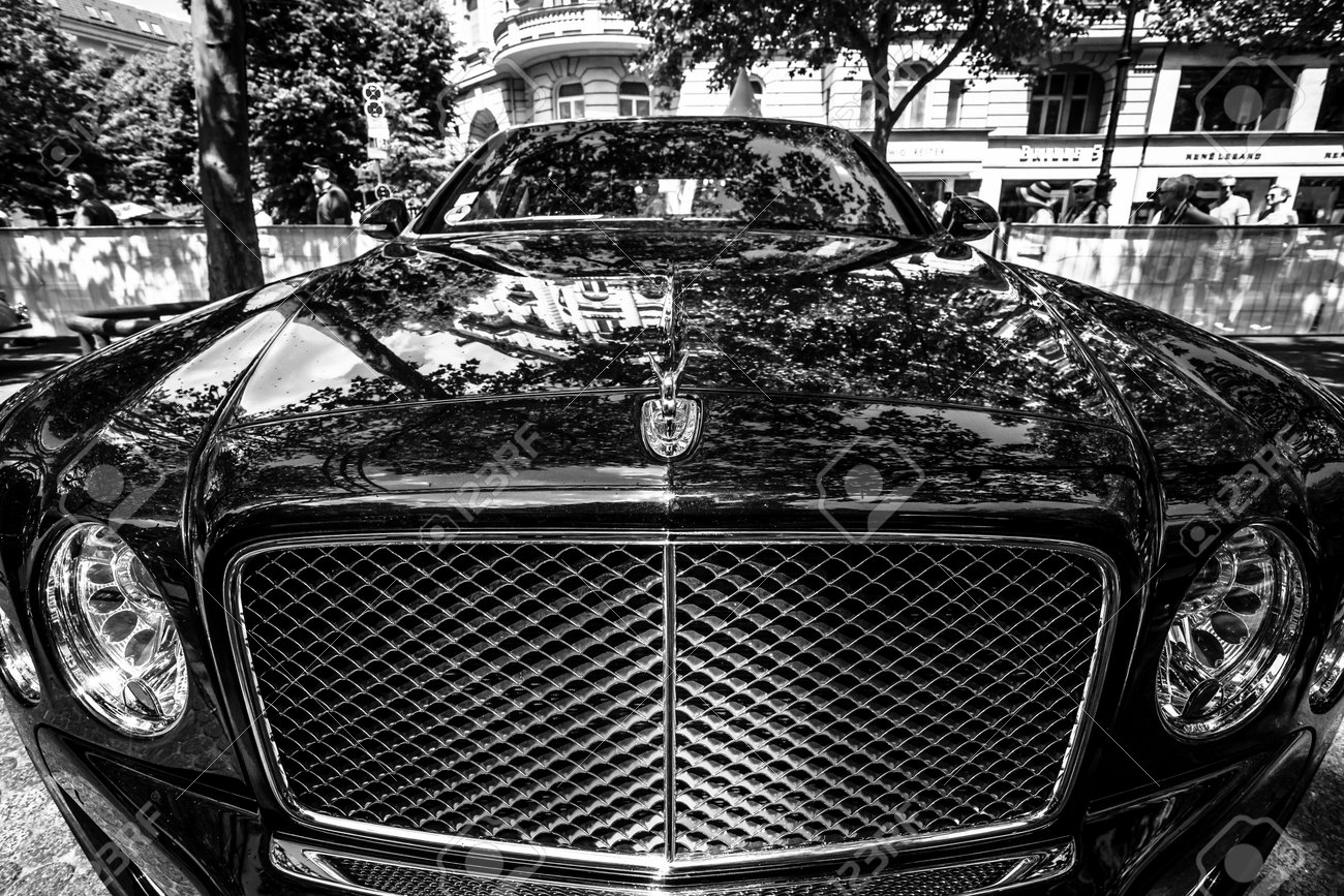 フルサイズ高級車ベントレー ミュルザンヌのベルリン 16 年 6 月 5 日 フラグメント 黒と白 古典的な日ベルリン 16年 の写真素材 画像素材 Image