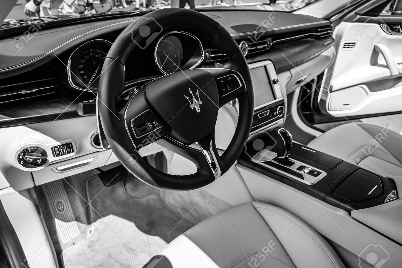 フルサイズ高級車マセラティ クアトロポルテ Vi 13 年のベルリン 16 年 6 月 5 日 インテリア 黒と白 古典的な日ベルリン 16年 の写真素材 画像素材 Image フルサイズ高級車マセラティ クアトロポルテ Vi 13 年のベルリン 16 年 6 月 5 日 インテリア 黒と白 古典的な日ベルリン 16年 の写真素材 画像素材 Image