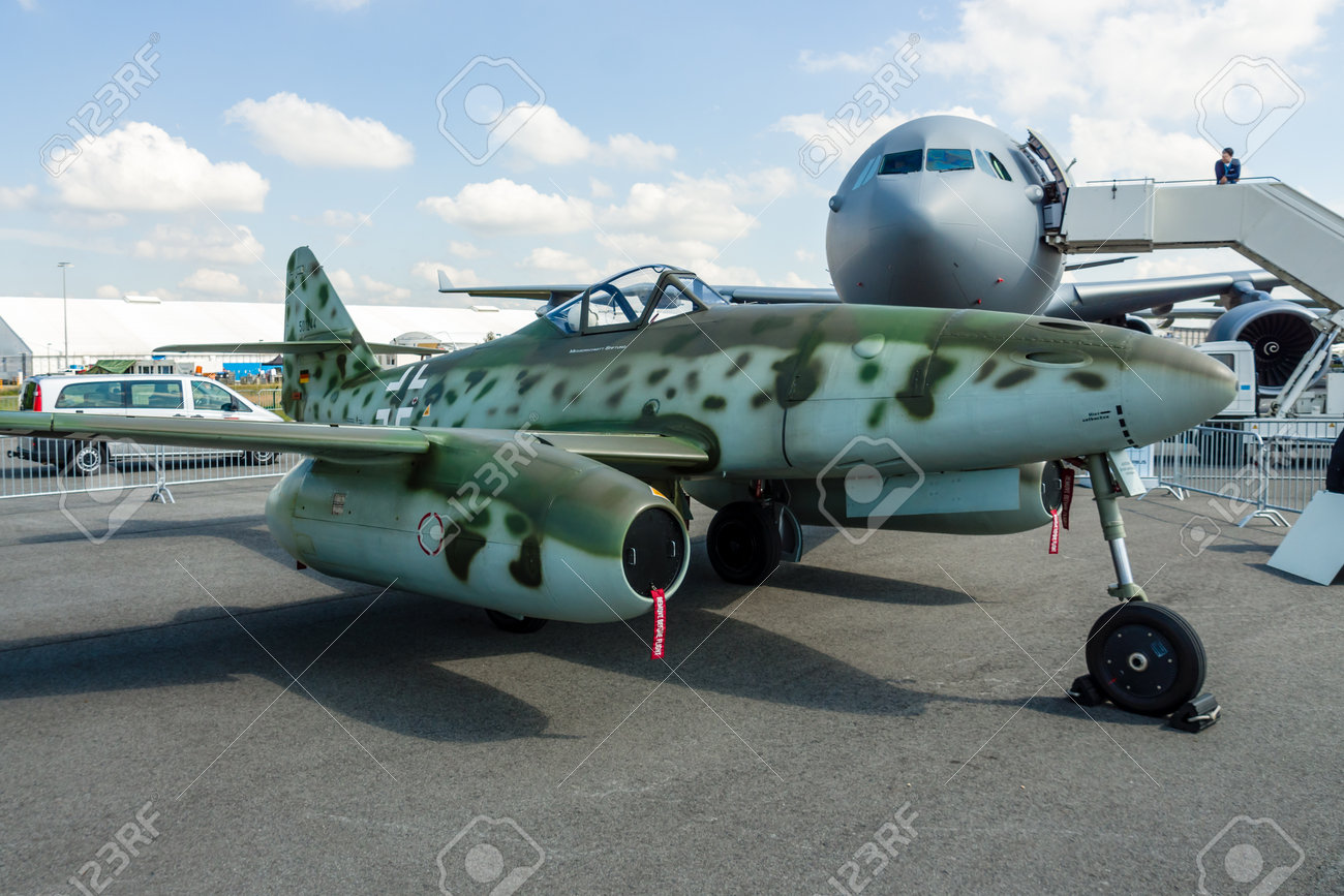 ベルリン ドイツ 16 年 6 月 2 日 戦闘機メッサーシュ ミット Me 262 B 1 A シュワルベ エアバス グループによって現代のレプリカ 展示 Ila は ベルリン航空ショー 16 の写真素材 画像素材 Image