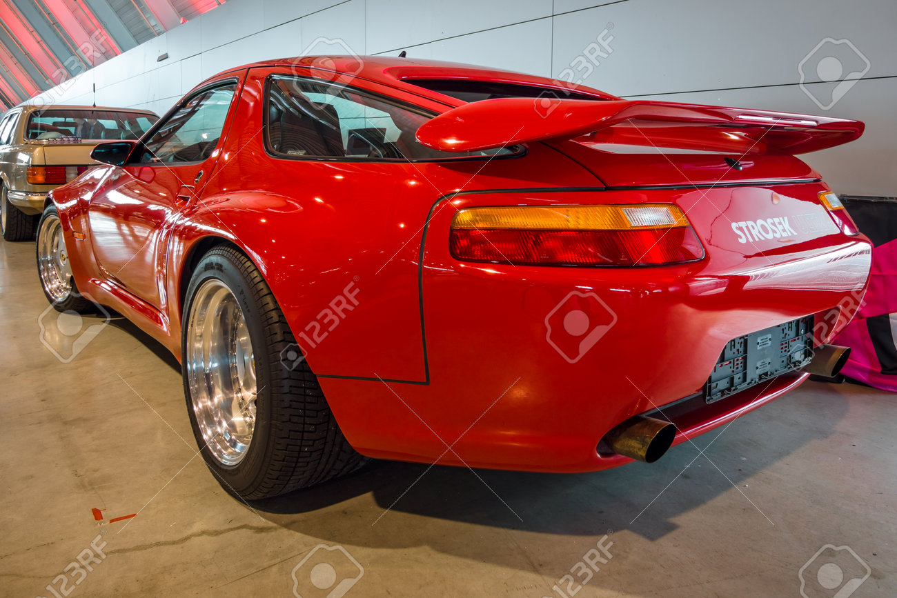 シュトゥットガルト ドイツ 17 年 3 月 2 日 スポーツカー ポルシェ 928 S4 シュトロゼック付デザイン リアビュー ヨーロッパの最大の古典的な車の展示会 レトロ クラシック の写真素材 画像素材 Image シュトゥットガルト ドイツ 17 年 3 月 2 日 スポーツカー ポルシェ 928 S4 シュトロゼック付デザイン リアビュー ヨーロッパの最大の古典的な車の展示会 レトロ クラシック の写真素材 画像素材 Image