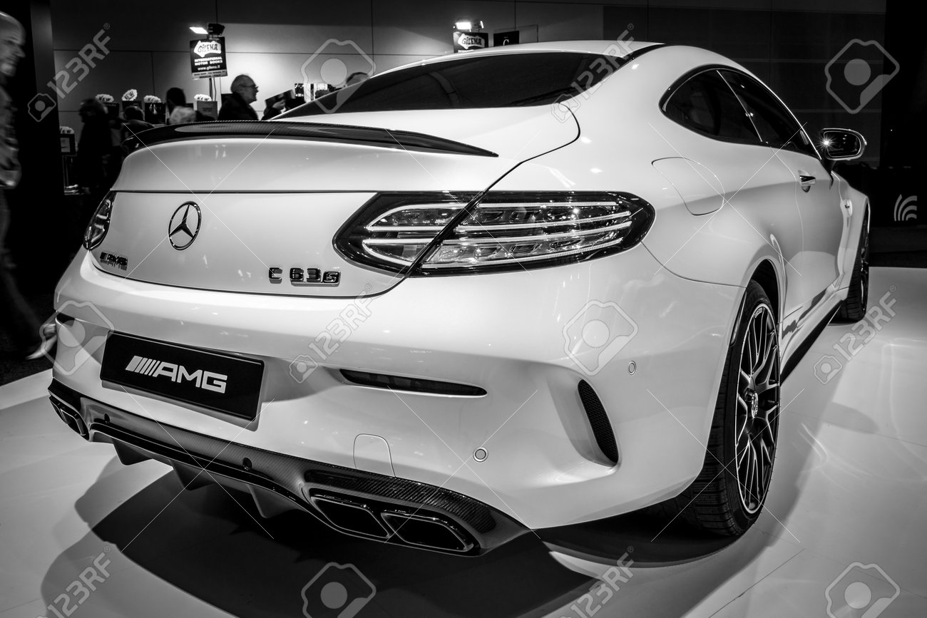 Stuttgart Duitsland Maart 03 17 De Compacte Coupe Van Mercedes Amg C63 S Van De Luxeauto 16 Achter Mening Zwart En Wit Europa S Grootste Oldtimer Tentoonstelling Retro Classics Royalty Vrije Foto Plaatjes Beelden En