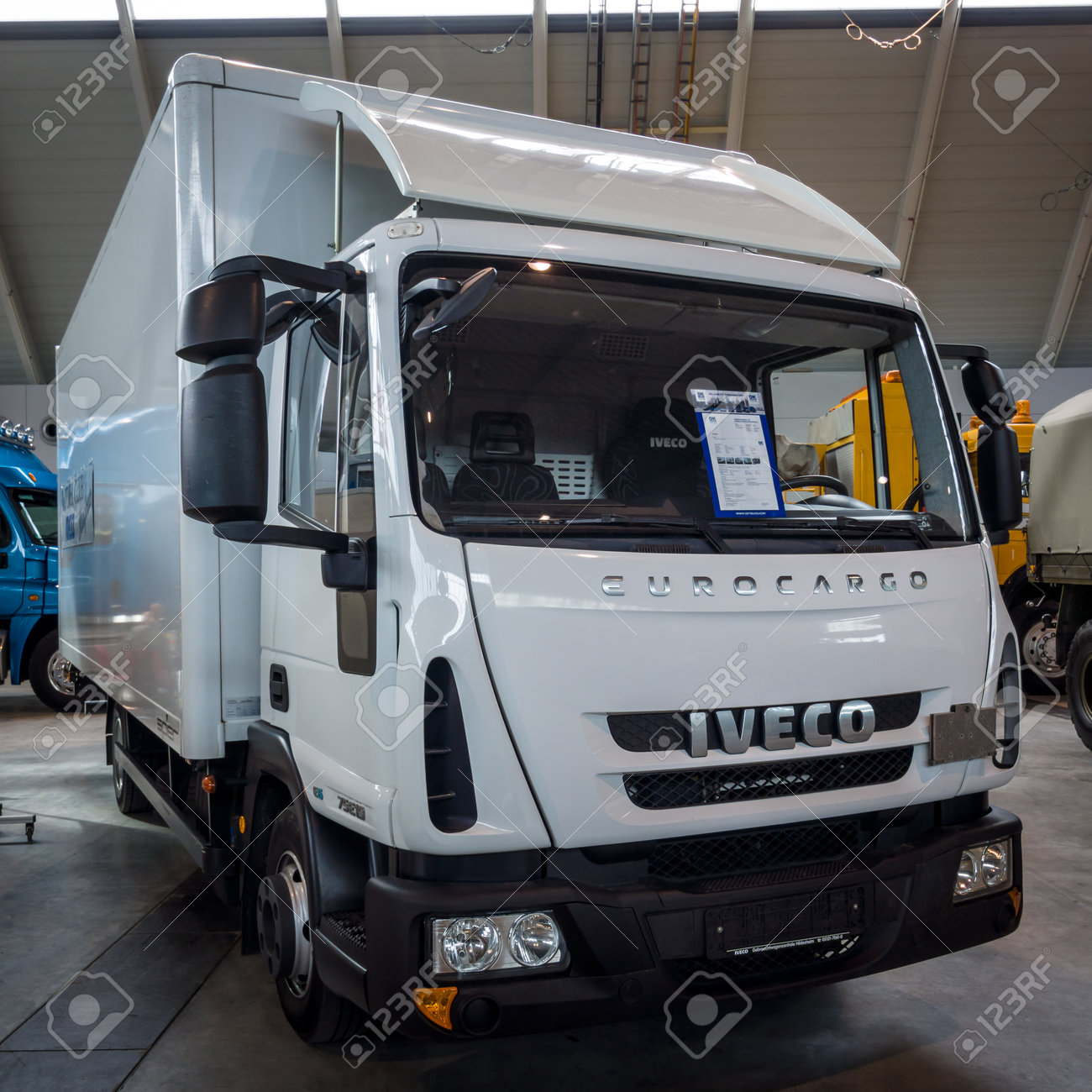 シュトゥットガルト ドイツ 17 年 3 月 3 日 トラック Iveco ユーロカーゴ 11 ヨーロッパの最大の古典的な車の展示会 レトロ クラシック の写真素材 画像素材 Image