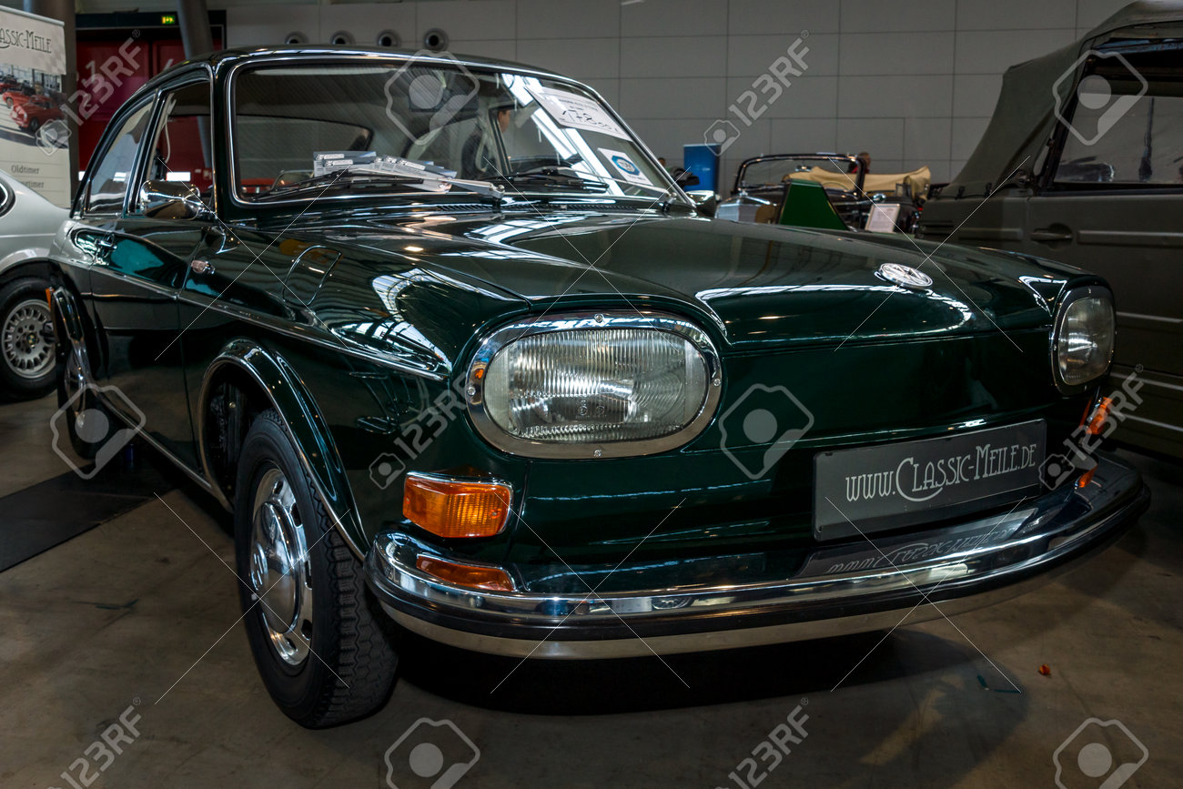 シュトゥットガルト ドイツ 17 年 3 月 4 日 大規模な家族の車フォルクスワーゲン タイプ 4 411 L 1969 ヨーロッパの最大の古典的な車の展示会 レトロ クラシック の写真素材 画像素材 Image