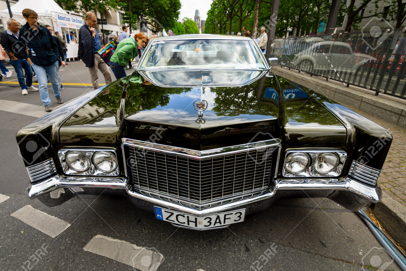 ベルリン 17 年 6 月 17 日 フルサイズ高級車キャデラック クーペ デ ヴィル 1970 古典的な日ベルリン 17年 の写真素材 画像素材 Image