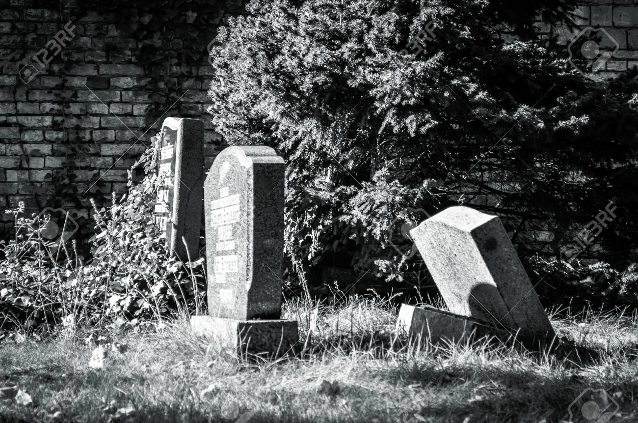Pierres Tombales Sur Le Cimetiere En Noir Et Blanc Banque D Images Et Photos Libres De Droits Image