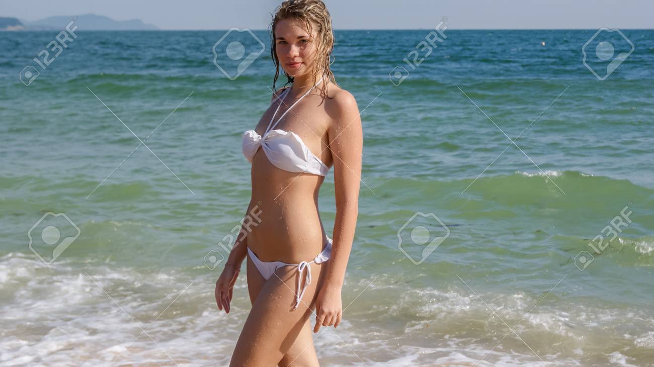 fille maillot plage