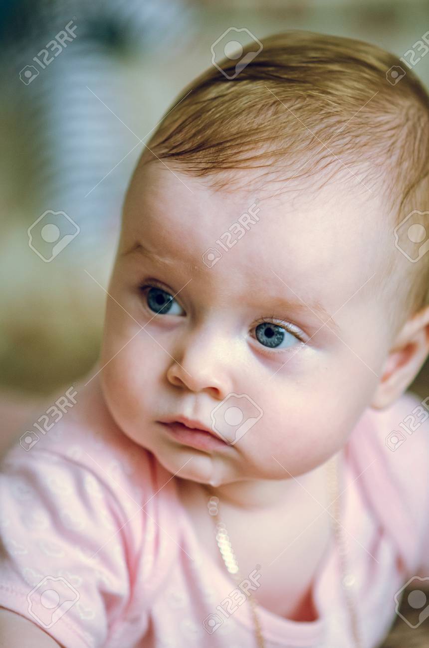 Portrait D Une Petite Fille De 7 Mois Et Couchee Sur Le Ventre Banque D Images Et Photos Libres De Droits Image