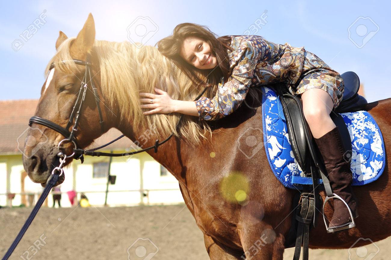 Brünette Reitet Wie Eine Cowgirl Brünette Reitet Wie Eine Cowgirl