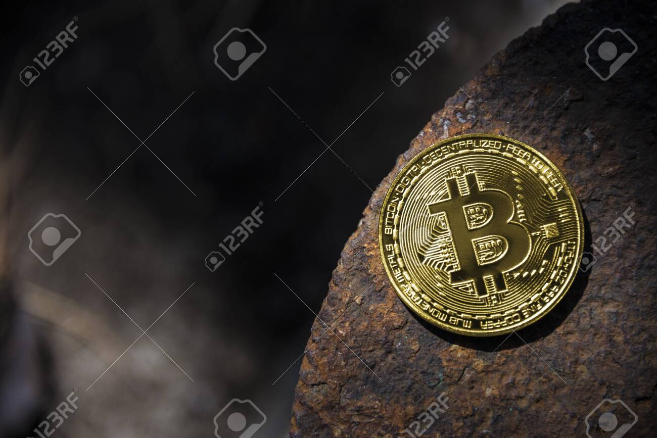 철녹을 배경으로 한 금화 비트코인 로열티 무료 사진, 그림, 이미지 그리고 스톡포토그래피. Image 130175971