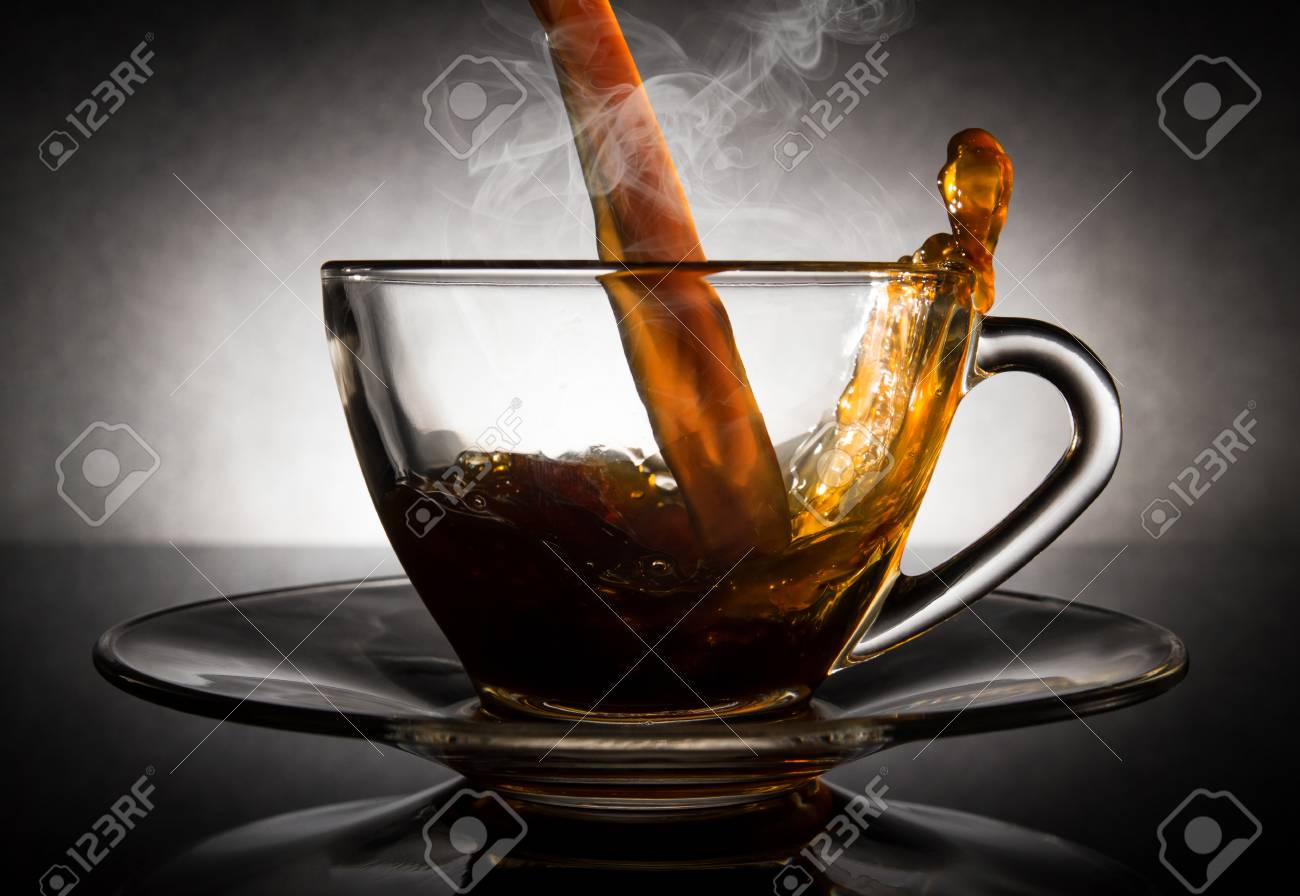 暗い背景にスチーム カップ透明ガラスにコーヒーを注ぐ の写真素材 画像素材 Image