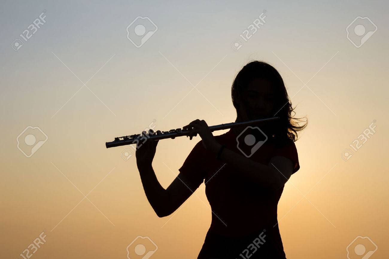 シルエット女性夕焼け背景でフルートを演奏します の写真素材 画像素材 Image シルエット女性夕焼け背景でフルートを演奏します の写真素材 画像素材 Image