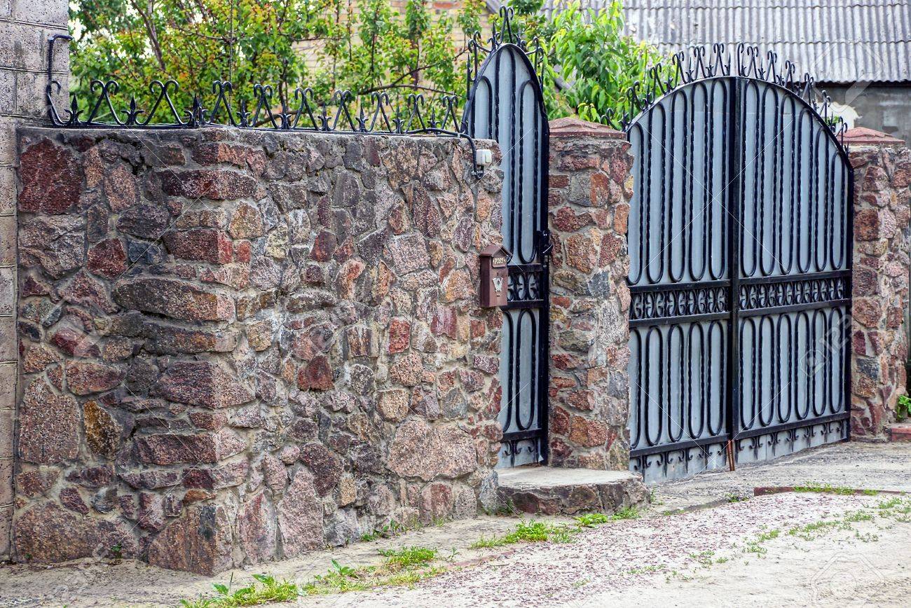 Stein Zaun Und Eisen Tore Auf Einer Landlichen Strasse Lizenzfreie Fotos Bilder Und Stock Fotografie Image 80435249