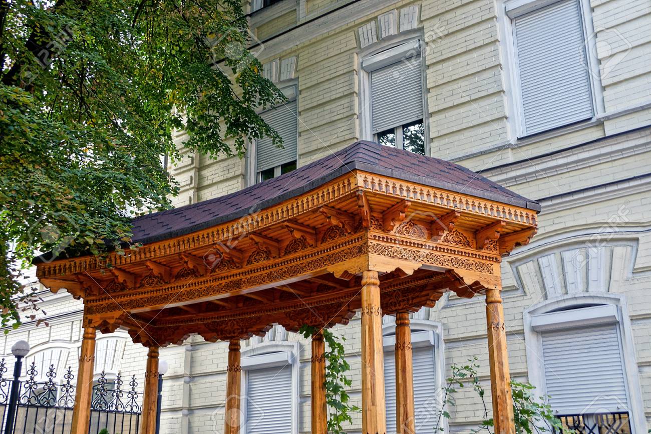 Das Dach Einer Holzernen Pergola Nahe Der Wand Des Hauses Nahe Dem Grunen Baum Lizenzfreie Fotos Bilder Und Stock Fotografie Image 86187381