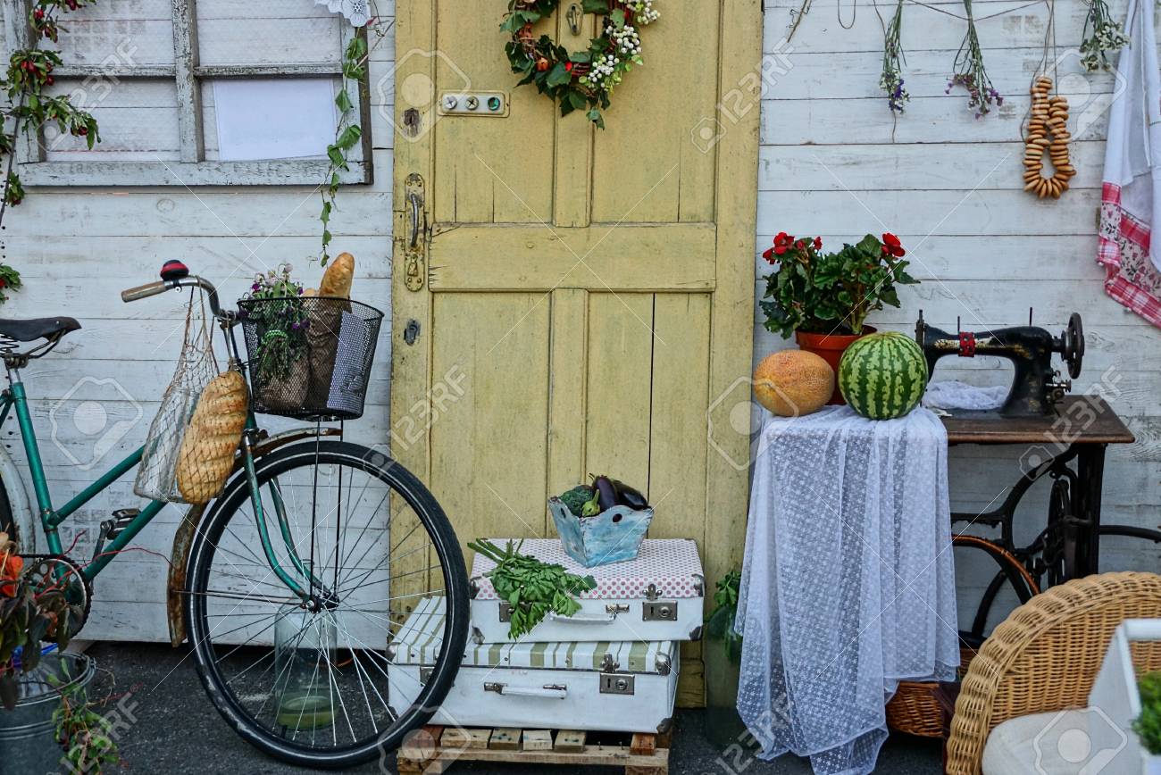 Decoracion Del Hogar En El Patio Cerca De La Pared Con Una Puerta