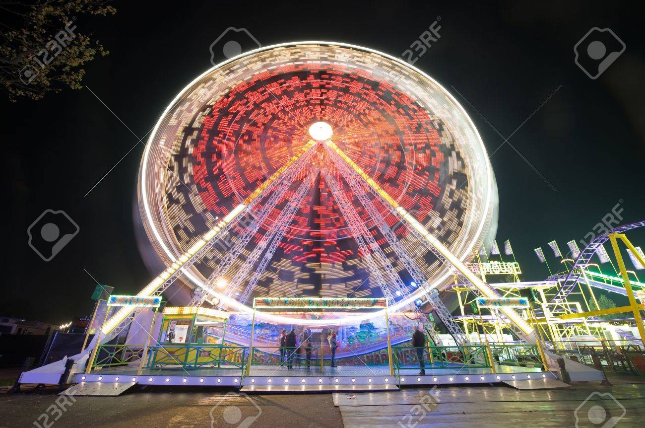 夕方には遊園地で回転観覧 の写真素材 画像素材 Image