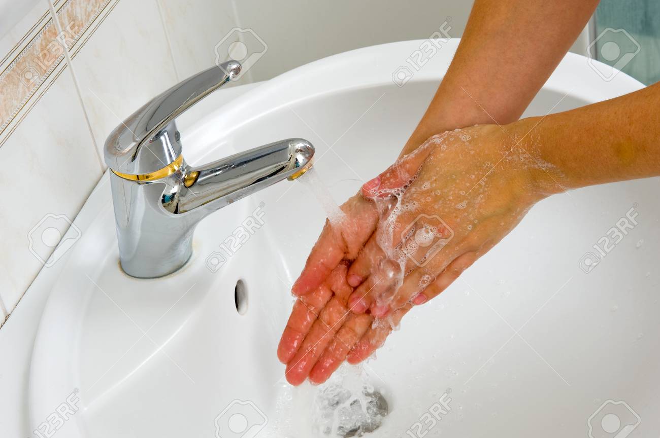 女性はトイレで手を洗う の写真素材 画像素材 Image