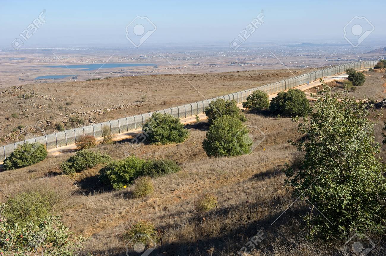 イスラエルとシリアのゴラン高原について 10 キロ南 南 東市アル クネイトラの丘から見た国境のフェンス の写真素材 画像素材 Image