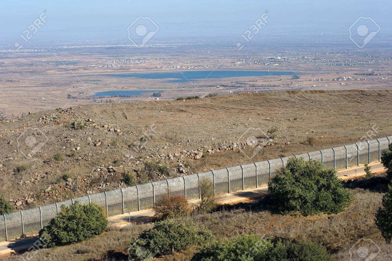 イスラエルとシリアのゴランについて 10 キロ南南 アル クネイトラ都市の東の丘から見た境界のフェンス の写真素材 画像素材 Image