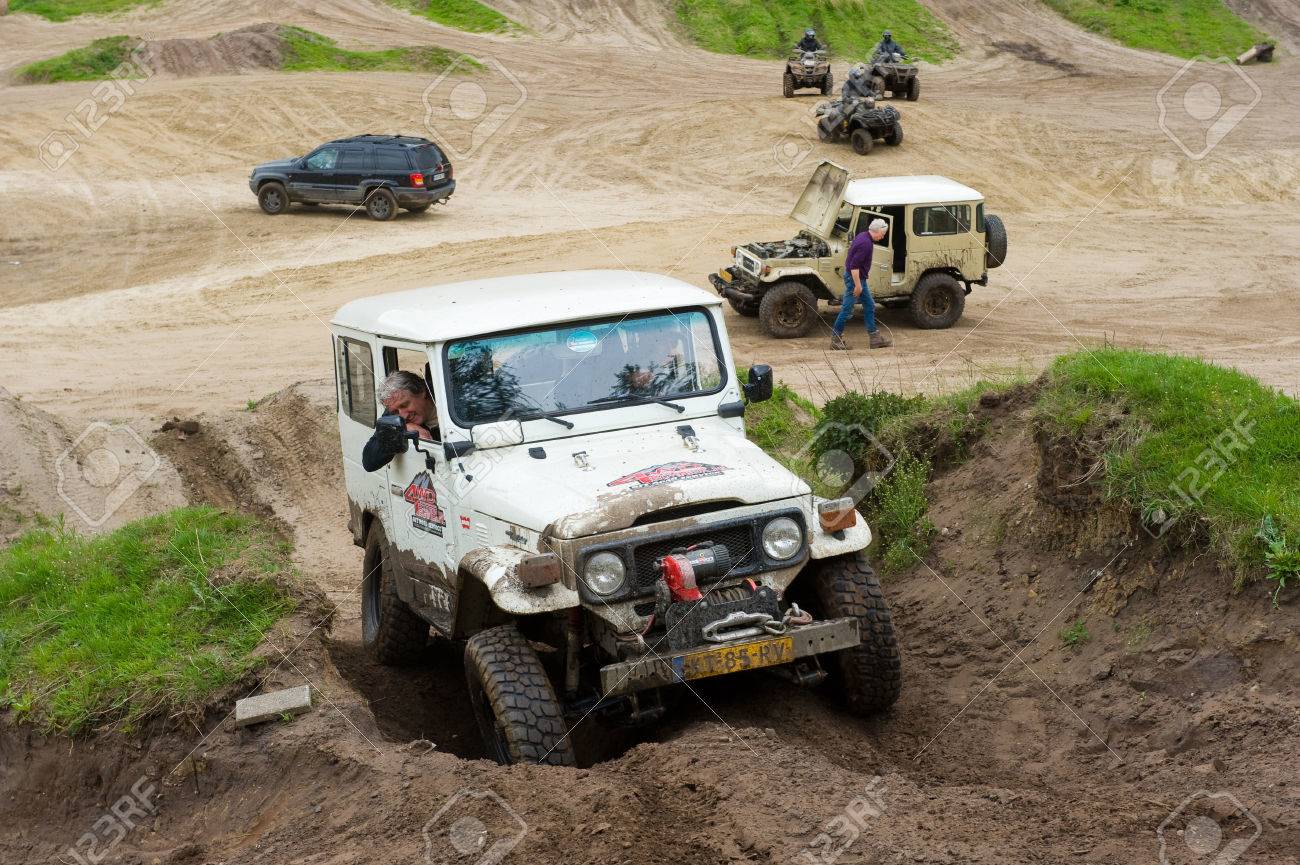 ランド クルーザー ドイツ車のオフロードの地形特別 A トヨタ四輪駆動を運転 Furstenau ドイツ 15 年 5 月 9 日 の写真素材 画像素材 Image