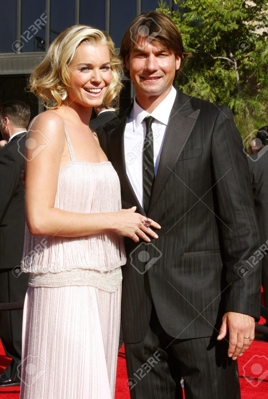 レベッカローミンとジェリー オコンネル 07 年 9 月 16 日 アメリカ合衆国カリフォルニア州 ロサンゼルスのシュライン オーディトリアムで開催された第 59 回ゴールデンアワー エミー賞に出席します の写真素材 画像素材 Image