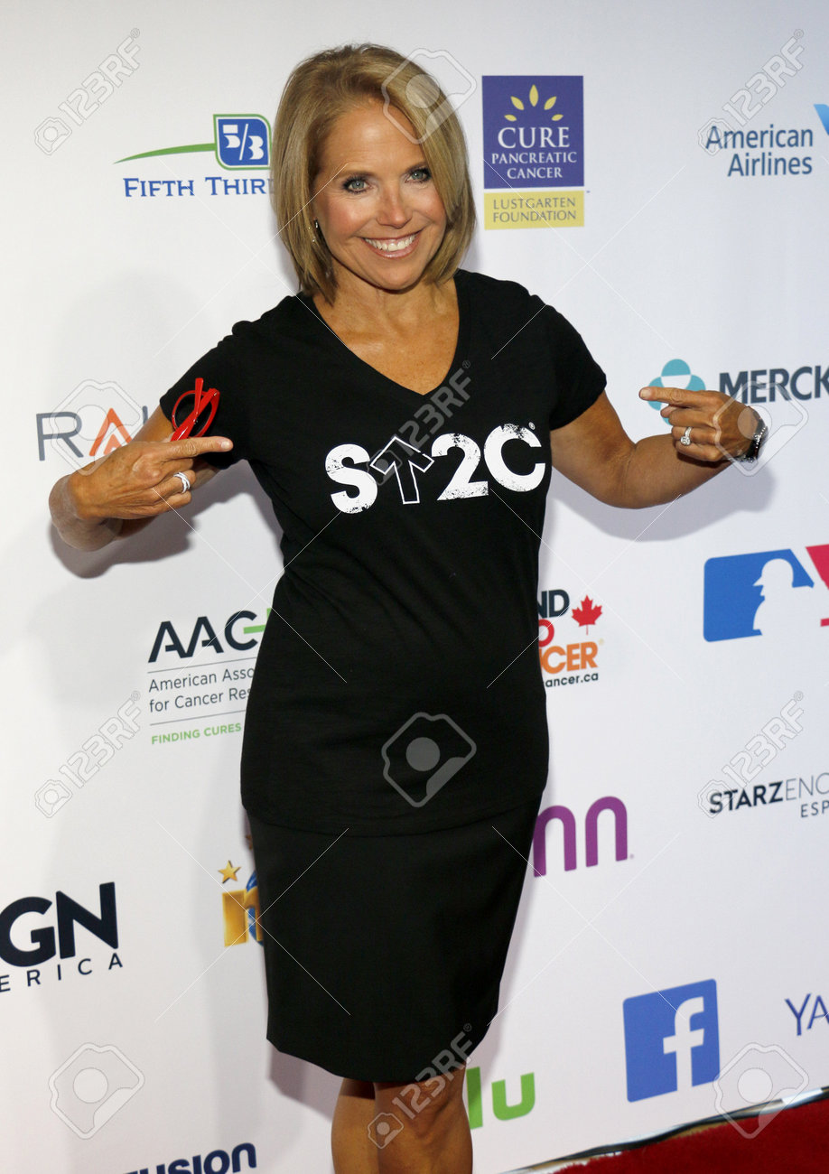 癌まで第 5 回ビエンナーレ スタンドでケイティ Couric は 16 年 9 月 9 日にアメリカ合衆国ロサンゼルス ウォルト ディズニー コンサート ホールで開催 の写真素材 画像素材 Image