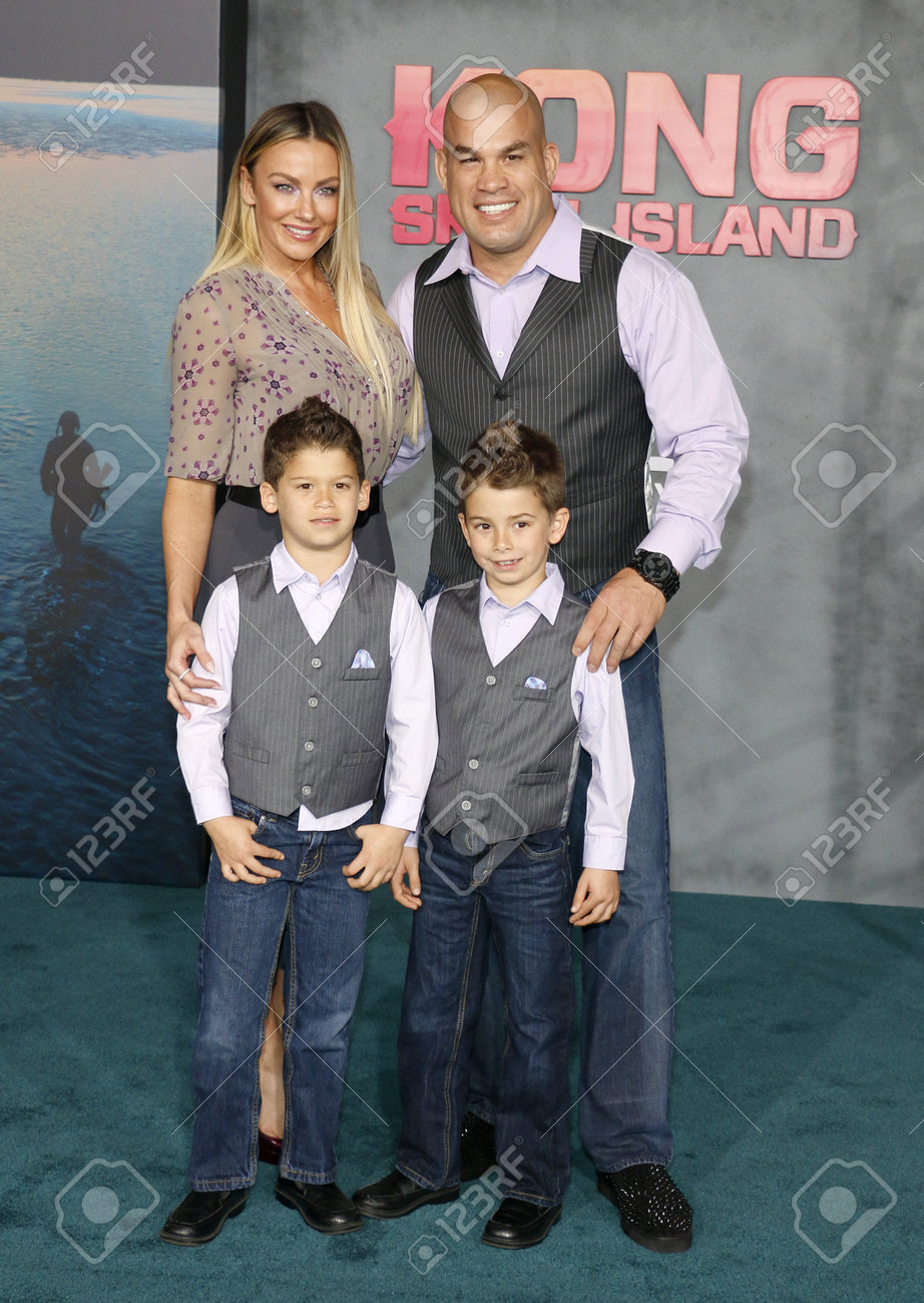 ティト オーティズとカリフォルニア州ロサンゼルスで琥珀ニコルのプリミア 香港 頭骨の島 17 年 3 月 8 日にアメリカのハリウッドのエル キャピタン劇場で開催 の写真素材 画像素材 Image